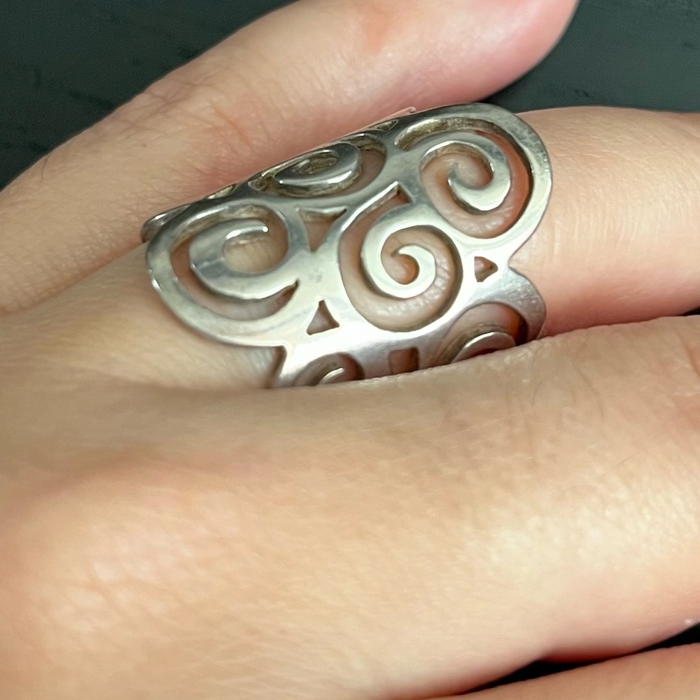 TOUS Silver 925 Swirl Design Ring Size 6 Beautiful Pre-owned condition Authentic